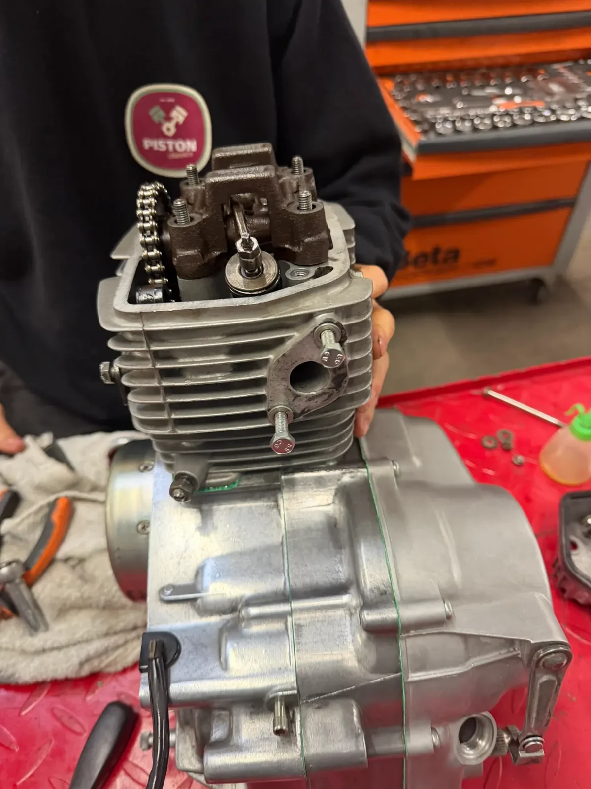 De opbouw van het Honda CB50J-motorblok op de werkbank van Piston Classics
