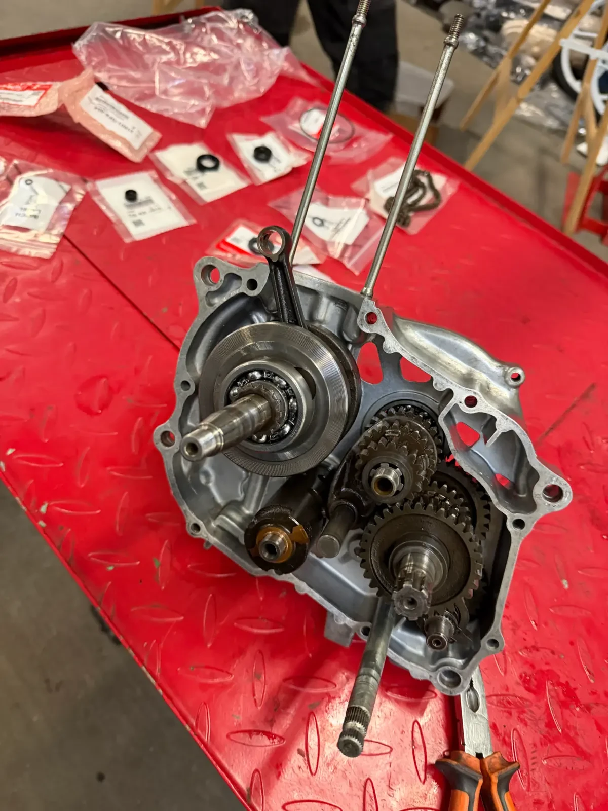 Het geopende Honda CB50J-motorblok tijdens de motorrevisie in het atelier